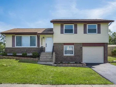 18711 Oakwood Ave, Country Club Hills, IL 60478