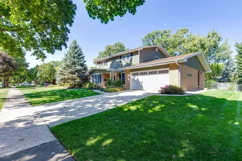522 E Juniper Dr, Palatine, IL 60074