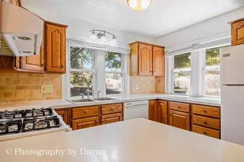 Kitchen - 1396 S 6th Ave, Kankakee, IL 60901 photo 2 of 2