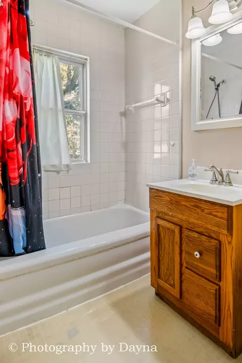 Bath - 1396 S 6th Ave, Kankakee, IL 60901 photo 1 of 5