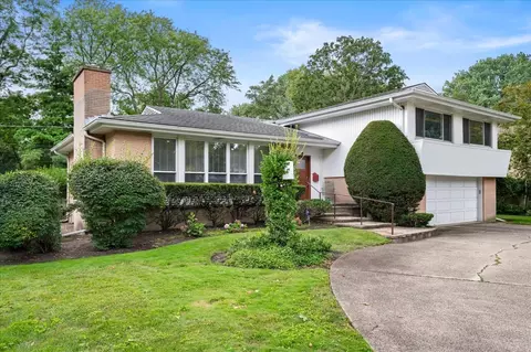 746 Woodridge Ln, Glencoe, IL 60022
