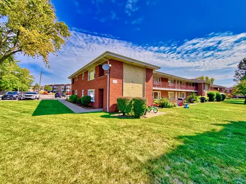 1111 E Algonquin Rd #1, Arlington Heights, IL 60005