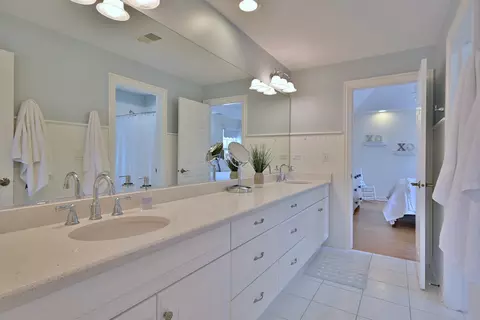 Bath - 187 E Orchard St, Elmhurst, IL 60126 photo 4 of 7