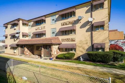 8216 W Belmont Ave #2N, Chicago, IL 60634