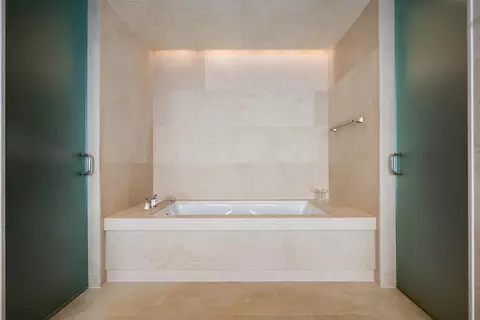Bath - 159 E Walton Pl #34A, Chicago, IL 60611 photo 2 of 6