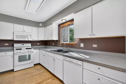 995 Longford Rd, Bartlett, IL 60103 photo 4