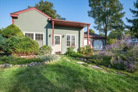 811 Newport Dr, Island Lake, IL 60042