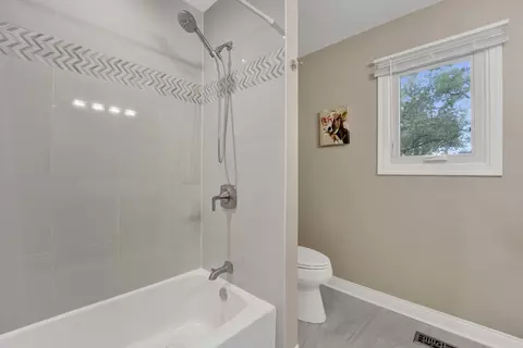 Bath - 1421 Chartres Dr, Northbrook, IL 60062 photo 3 of 5