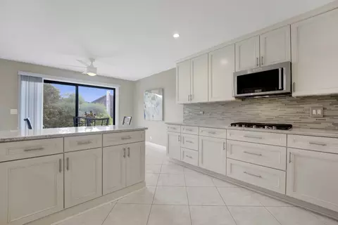 Kitchen - 1421 Chartres Dr, Northbrook, IL 60062 photo 2 of 4