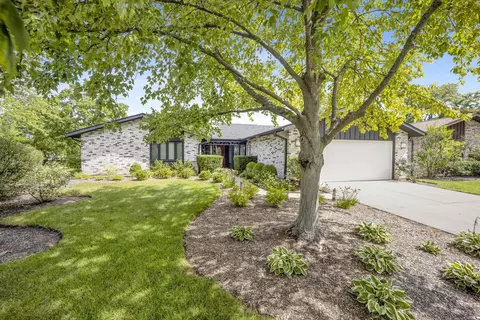 Exterior - 1421 Chartres Dr, Northbrook, IL 60062 photo 2 of 10