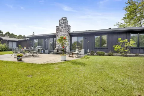 Exterior - 1421 Chartres Dr, Northbrook, IL 60062 photo 6 of 10