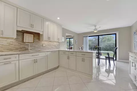 Kitchen - 1421 Chartres Dr, Northbrook, IL 60062 photo 3 of 4