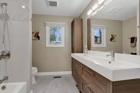Bath - 1421 Chartres Dr, Northbrook, IL 60062 photo 2 of 5