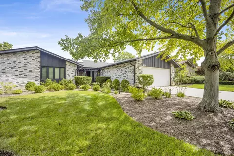 1421 Chartres Dr, Northbrook, IL 60062