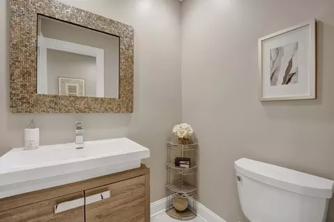 Bath - 1421 Chartres Dr, Northbrook, IL 60062 photo 4 of 5