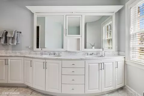 Bath - 1 Briar Ln, Glencoe, IL 60022 photo 1 of 3