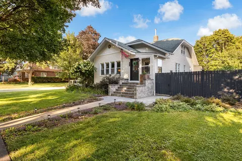 189 1st St, Crystal Lake, IL 60014