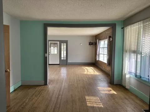 Living - 101 N Jackson St, Morrison, IL 61270 photo 2 of 4