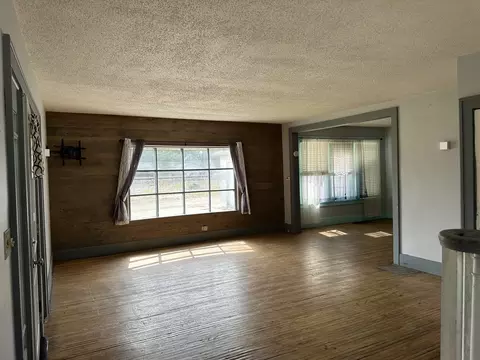 Living - 101 N Jackson St, Morrison, IL 61270 photo 3 of 4