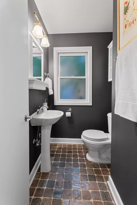 Bath - 7617 W Gregory St, Chicago, IL 60656 photo 1 of 3
