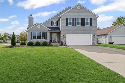 350 Prairie Ridge Dr, Woodstock, IL 60098