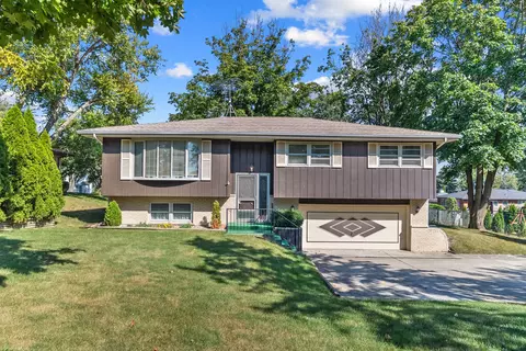 7831 Clarendon Hills Rd, Willowbrook, IL 60527