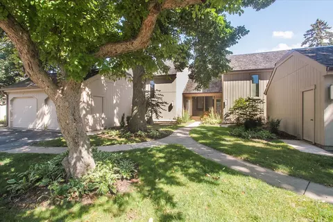 78 Foxwood Ln # A, Lake Barrington, IL 60010