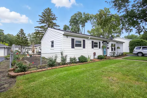 307 Oakwood Rd, Vernon Hills, IL 60061