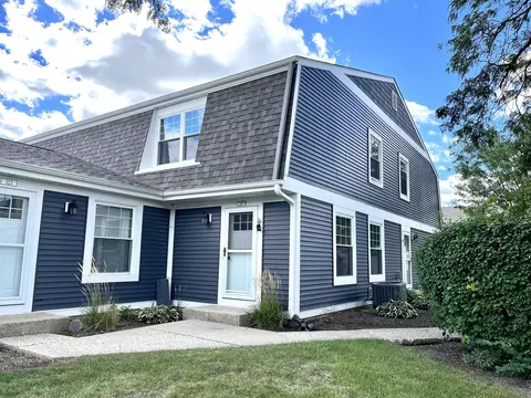 319 Farmingdale Cir, Vernon Hills, IL 60061