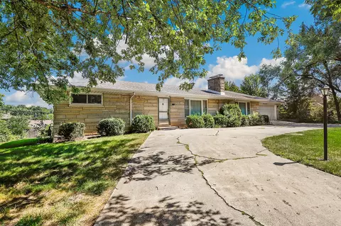 9225 S 84th Ave, Hickory Hills, IL 60457