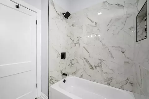 Bath - 7212 S Artesian Ave, Chicago, IL 60629 photo 2 of 4