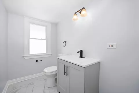 Bath - 7212 S Artesian Ave, Chicago, IL 60629 photo 3 of 4