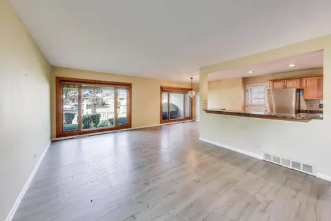 2025 Plainfield Dr, Des Plaines, IL 60018 photo 2