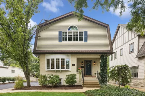 230 Holmes Ave, Clarendon Hills, IL 60514