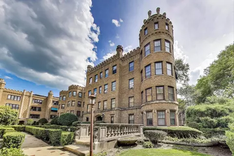 2426 W Greenleaf Ave #1, Chicago, IL 60645