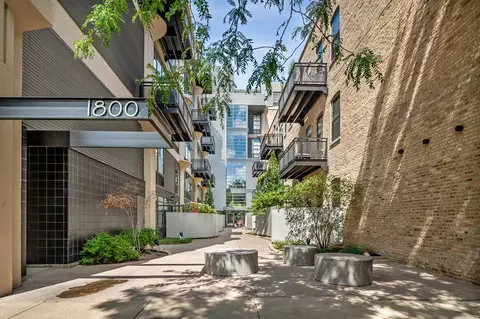 1800 W Grace St #527, Chicago, IL 60613