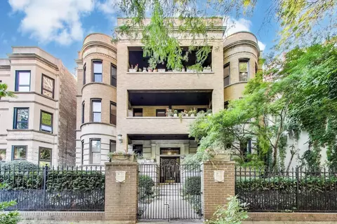 628 W Grace St #2W, Chicago, IL 60613