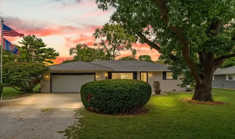28 S Moery Dr, Bement, IL 61813