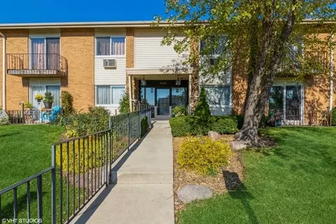 8868 Kenneth Dr #2F, Des Plaines, IL 60016