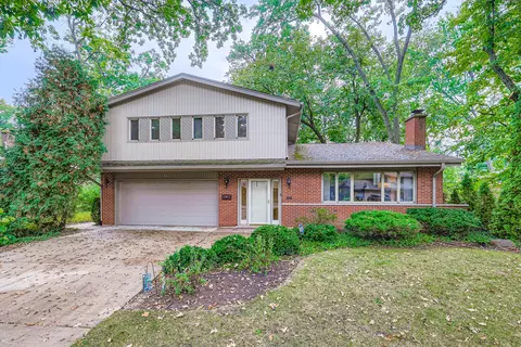 95 Greenbriar E Dr, Deerfield, IL 60015