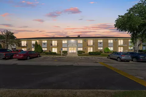 550 Chase Dr #2, Clarendon Hills, IL 60514