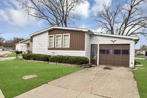 1053 Lakeview Rd, Elgin, IL 60123