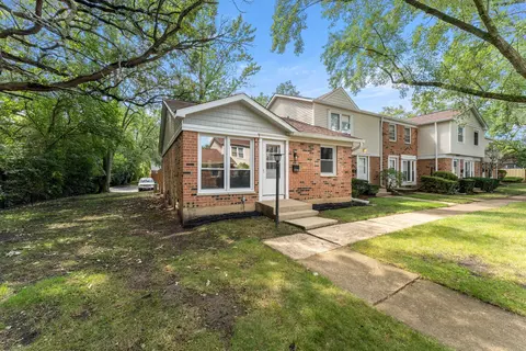 2056 Essex Ct, Streamwood, IL 60107