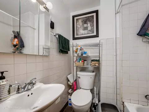 Bath - 917 W 34th Pl, Chicago, IL 60608 photo 2 of 2