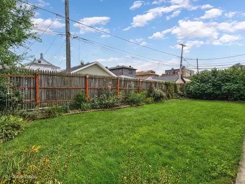 Exterior - 917 W 34th Pl, Chicago, IL 60608 photo 3 of 4
