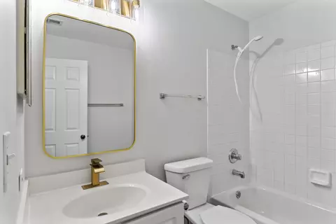 Bath - 2545 Eldorado Ln, Naperville, IL 60564 photo 3 of 3
