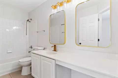 Bath - 2545 Eldorado Ln, Naperville, IL 60564 photo 2 of 3