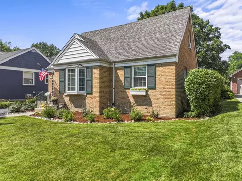 Exterior - 2140 Walnut Ct, Glenview, IL 60025 photo 2 of 7