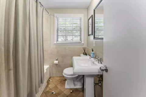 Bath - 2140 Walnut Ct, Glenview, IL 60025 photo 1 of 2