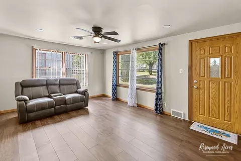 Living - 1054 S 7th Ave, Kankakee, IL 60901 photo 2 of 4